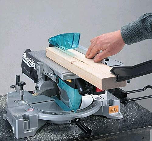 Ingletadora Makita LH1040F usando la mesa superior para cortar madera